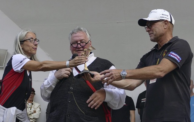 Der Pokal der Stadt Sckingen. Ursula ...e. berreicht von  Hans-Martin Vgtle.  | Foto: Sebastian Kurtenacker