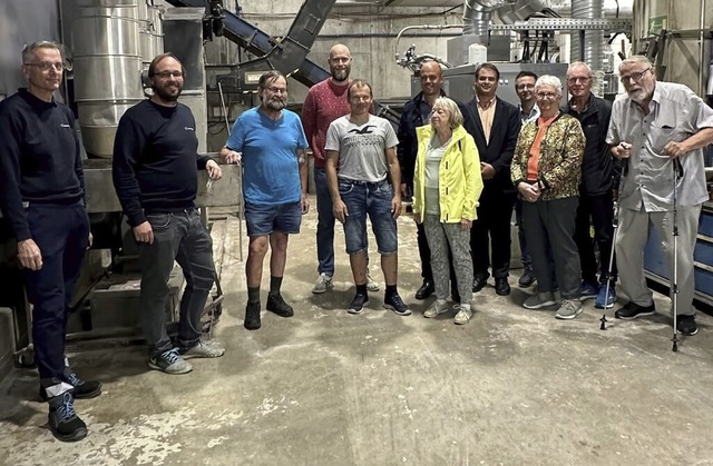 Carsten Fuchs, Technischer Betriebsfh...ten die Gste  durch die Heizzentrale.  | Foto: Naturenergie 