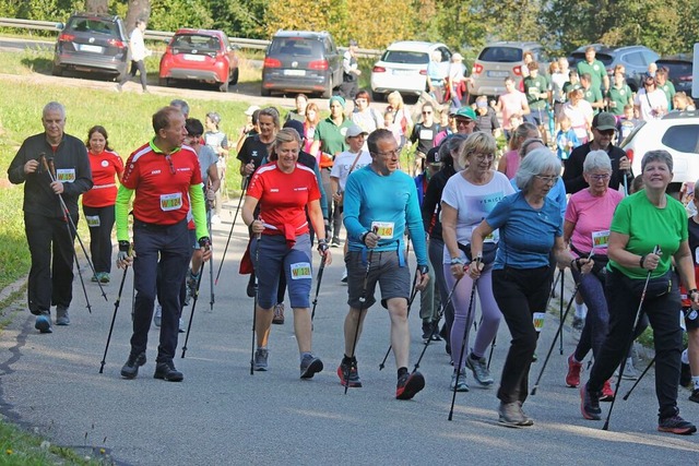 Diese Walkergruppe hat acht Kilometer vor sich.  | Foto: Cornelia Liebwein