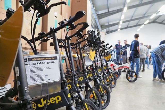 Hunderte kommen zur Versteigerung von Jeep-E-Bikes nach Ettenheim