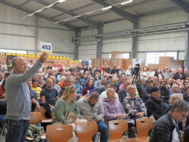 Fast bis auf den letzten Platz gefllt...ersteigerung von E-Bikes in Ettenheim.  | Foto: Michael Haberer