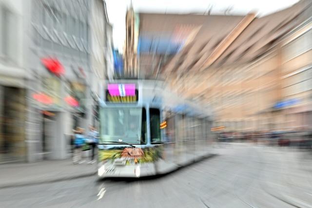 Kind klemmt Bein zwischen Tram und Bahnsteig bei Haltestelle Scherrerplatz in Freiburg-Haslach ein