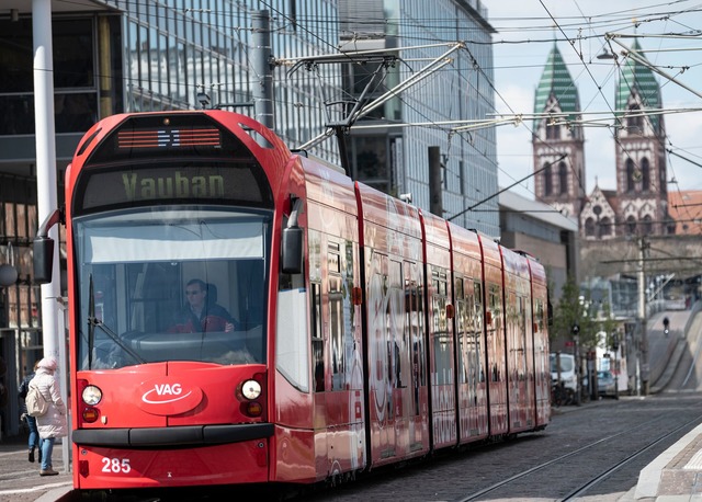 An einer Stra&szlig;enbahnhaltestelle ... gerettet werden. (Foto: Illustration)  | Foto: Patrick Seeger/dpa