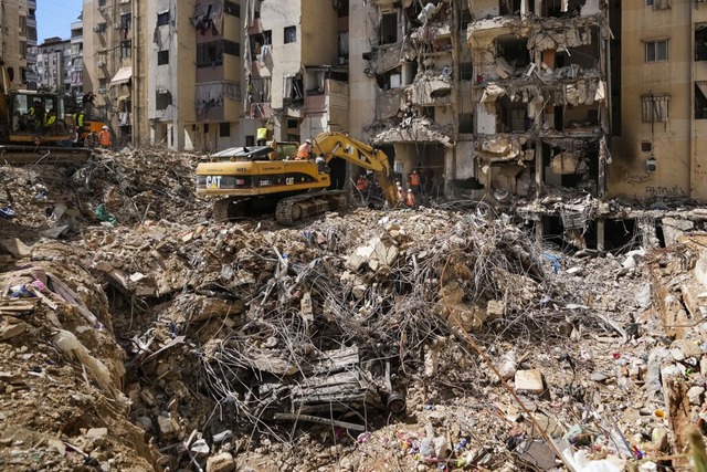 Libanon, Beirut: Rettungskrfte durchs...onen am Ort des israelischen Angriffs.  | Foto: Hassan Ammar (dpa)