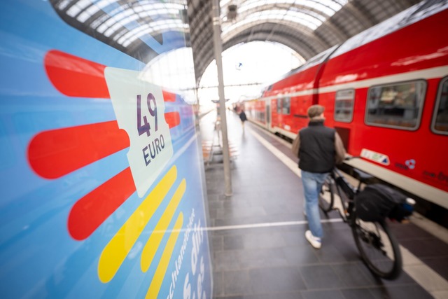 Das Deutschlandticket wird 2025 teurer. (Archivbild)  | Foto: Sebastian Gollnow/dpa