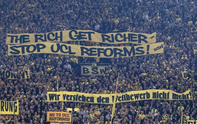 Die deutliche Kritik der Fans war zuletzt in den Stadien zu sehen.  | Foto: Bernd Thissen/dpa