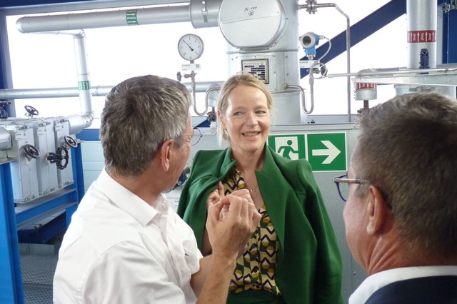 Landesumweltministerin Thekla Walker i...ge, rechts Brgermeister Volker Kieber  | Foto: Dirk Sattelberger