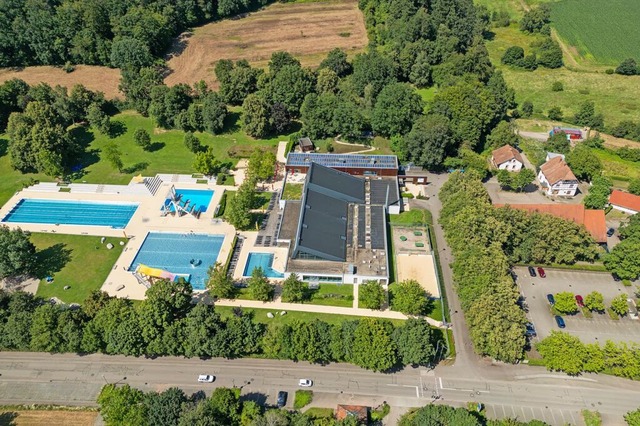 Das Denzlinger Sport- und Familienbad ...h Blau&#8220; aus der Vogelperspektive  | Foto: Hubert Gemmert