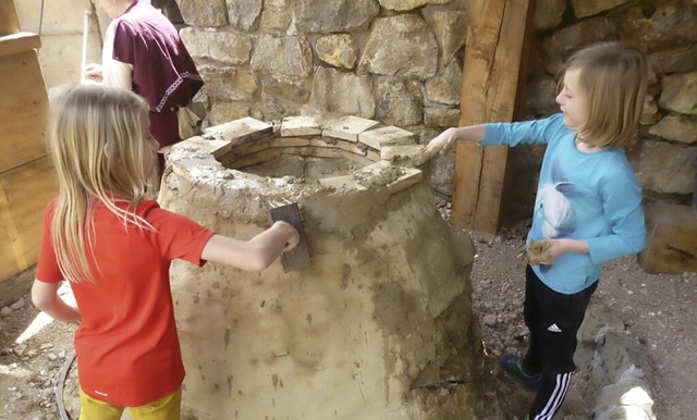 Kinder bauen einen Lehmofen. Das Alama...ehren, aber auch Freizeitspa bringen.  | Foto: Alamannenmuseum