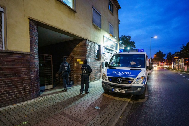 Die Polizei ist unter anderem in Mannheim wegen der Razzia im Einsatz.  | Foto: Andreas Arnold/dpa