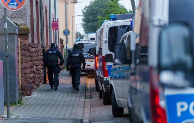 Die Gruppe soll nach ersten Informatio...Personalausweise gef&auml;lscht haben.  | Foto: Andreas Arnold/dpa