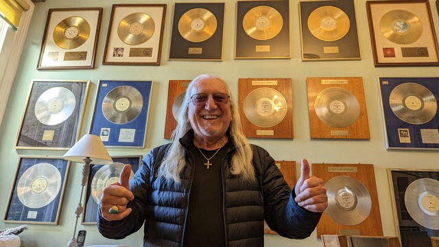 Uriah-Heep-Gitarrist Mick Box will ein...l mit Uriah Heep auf Welttournee gehen  | Foto: Philip Dethlefs/dpa