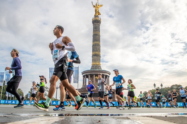 Lufer beim Berlin-Marathon 2022  | Foto: Andreas Gora (dpa)