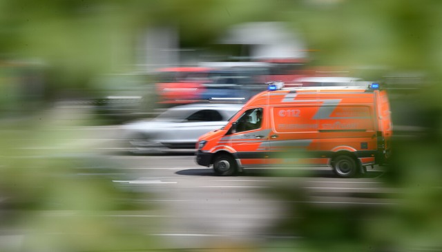 Neben Polizei und Feuerwehr musste auch ein Rettungswagen anrcken (Symbolbild).  | Foto: Sebastian Gollnow (dpa)