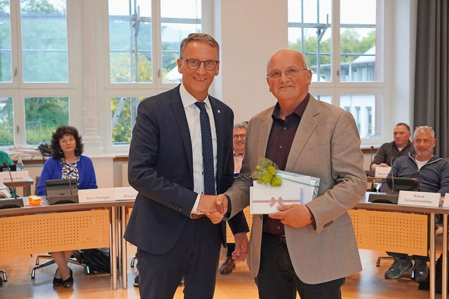 Oberbrgermeister Markus Ibert verabsc... Ortsvorsteher Rolf Mauch (von links).  | Foto: Stadt Lahr