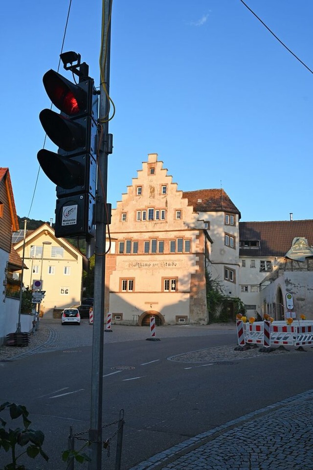 Die Weinstrae bei der Stube ist einse...gesperrt &#8211; eine Ampel ist aktiv.  | Foto: Reinhold John