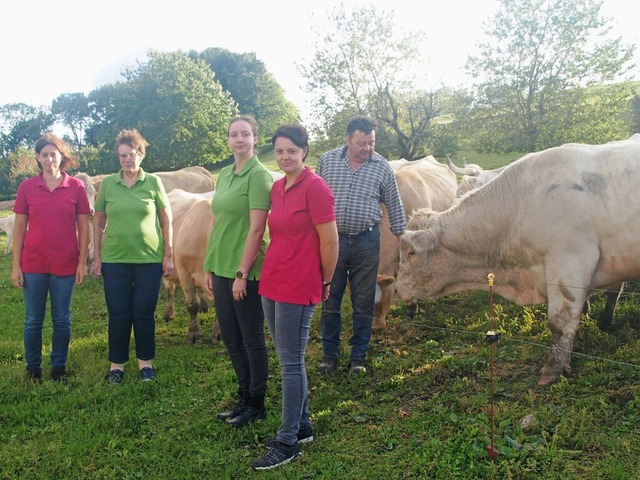 Familie Kaiser mit ihren Charolais-Rindern  | Foto: Karin Stckl-Steinebrunner