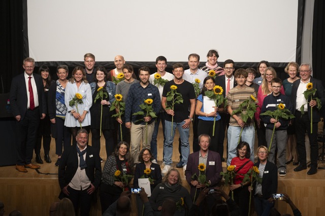 Die Preistrgerinnen und Preistrger auf der Bhne im Paulussaal  | Foto: Patrick Seeger/Stadt Freiburg