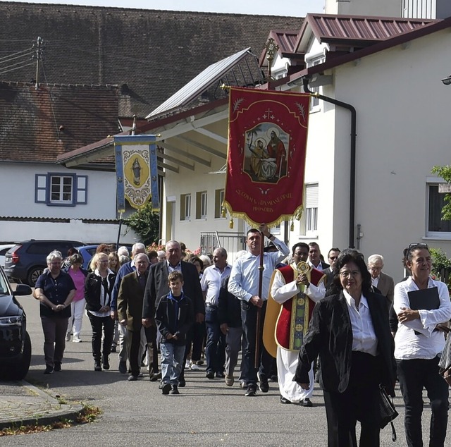 Vereine und Gemeinde auf dem Prozessionsweg  | Foto: Roland Vitt