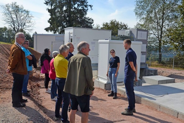 Lennart Deist und Nina Frei (rechts) e...speichers fr den Windpark in Husern.  | Foto: Christiane Sahli