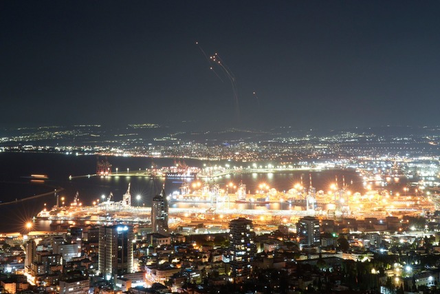 Das israelische Luftabwehrsystem feuert Raketen ab.  | Foto: Ohad Zwigenberg/AP/dpa