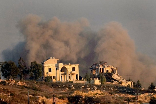 Rauch steigt in einem libanesischen Do...ch einem israelischen Luftangriff auf.  | Foto: Hussein Malla/AP/dpa