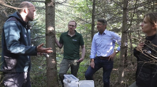 Christian Bluhm (von links) und Benjam... von ihrer Arbeit im Ettenheimer Wald.  | Foto: Stadt Ettenheim