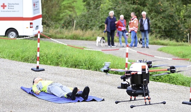 Eine Drohne im Einsatz bei einem Patie... hier bei einer bung mit einer Puppe.  | Foto: Bernd Weibrod (dpa)