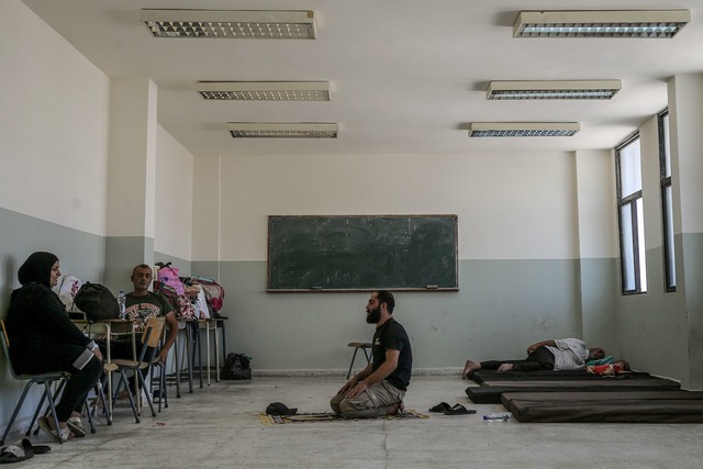 Mehr als 250 Schulen im Libanon wurden...istig zu Notunterk&uuml;nften gemacht.  | Foto: Marwan Naamani/dpa