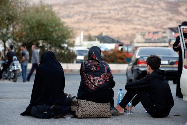 Zu Tausenden fl&uuml;chten Libanesen vor dem israelischen Bombardement.  | Foto: Omar Sanadiki/AP/dpa