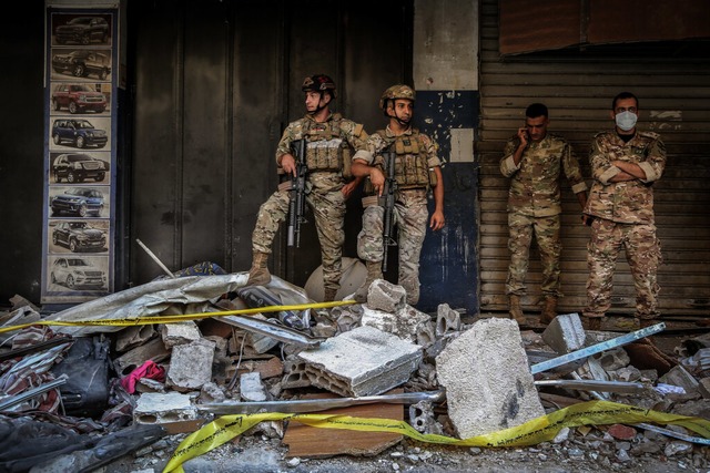 Soldaten der libanesischen Armee siche...aelischen Luftangriff getroffen wurde.  | Foto: Marwan Naamani (dpa)