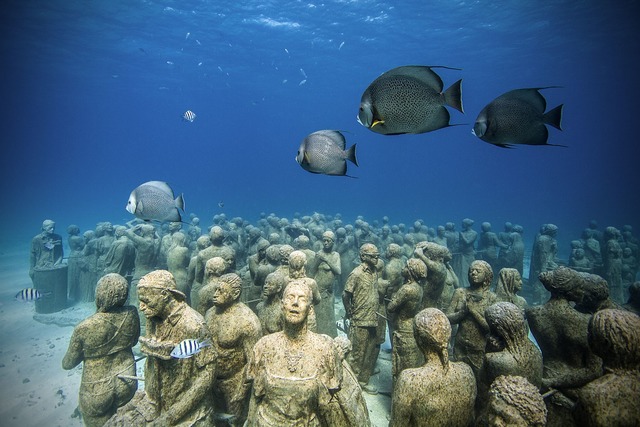 Die Unterwasser-Statuen von Jason deCaires Taylor sind spektakul&auml;r.  | Foto: ---/Jason deCaires Taylor /dpa