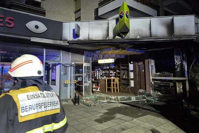 Der Einsatzleiter der Berufsfeuerwehr ...ausgebrannt. <Bildquelle></Bildquelle>  | Foto: Sascha Thelen (dpa)