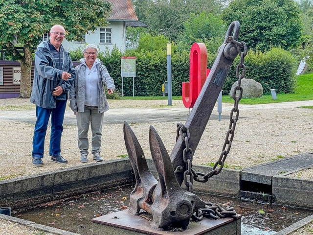 Der Anker auf dem Combritplatz im Skul...astgeschenk vom Bauhof gereinigt wird.  | Foto: Wilfried Dieckmann