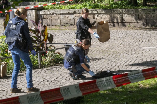 Polizistinnen sichern an einem Tatort ... Innenstadt. <Bildquelle></Bildquelle>  | Foto: Peter Kneffel (dpa)