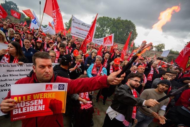 Tarifrunde bei VW begonnen - 3.000 Metaller protestieren