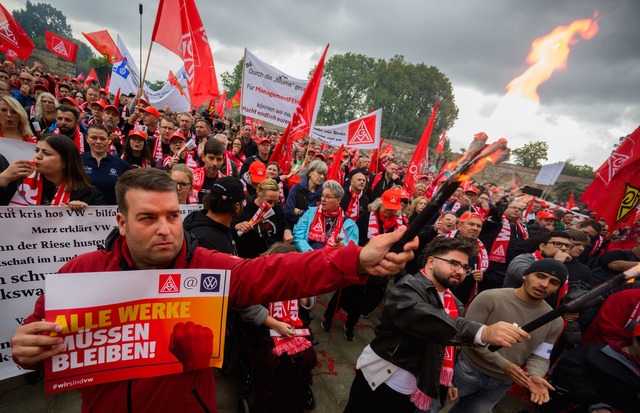 Zum Tarifauftakt in Hannover protestie...itarbeiter gegen die VW-Sarpl&auml;ne.  | Foto: Julian Stratenschulte/dpa