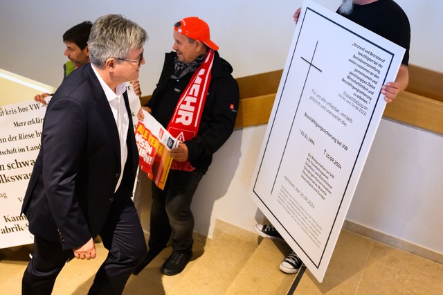 VW-Verhandlungsf&uuml;hrer Arne Meiswi...;ftigungssicherung begr&uuml;&szlig;t.  | Foto: Julian Stratenschulte/dpa