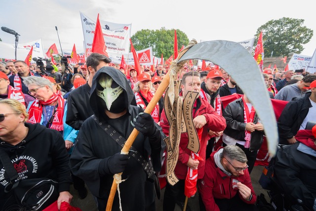 An der Protestveranstaltung vor dem Ve...tigte aus mehreren VW-Standorten teil.  | Foto: Julian Stratenschulte/dpa