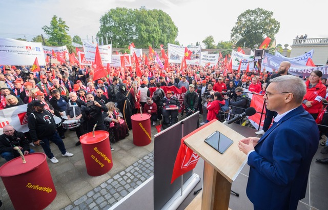 IG-Metall-Verhandlungsf&uuml;hrer Thor...llenabbau und Werksschlie&szlig;ungen.  | Foto: Julian Stratenschulte/dpa