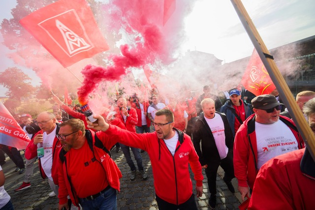 Bengalfackeln h&uuml;llten den Platz zeitweise in roten Rauch.  | Foto: Julian Stratenschulte/dpa