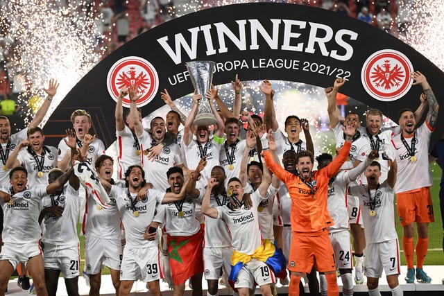 So jubelte die Eintracht 2022 nach dem Europa-League-Triumph.  | Foto: Arne Dedert/dpa