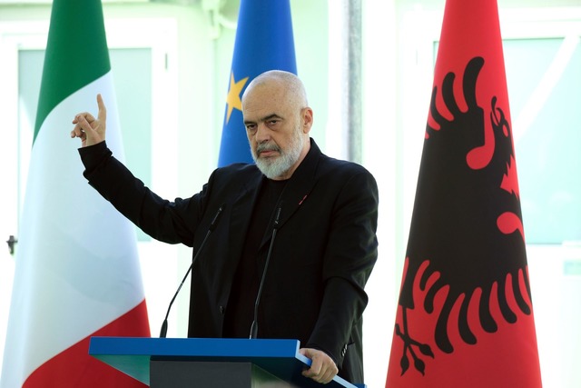 Albaniens Ministerpr&auml;sident Edi R...limischen Bektashi-Orden. (Archivbild)  | Foto: Vlasov Sulaj/AP/dpa