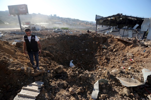 Ein libanesischer Polizist steht in de...f auf einen Hangar im S&uuml;dlibanon.  | Foto: Mohammed Zaatari/AP/dpa