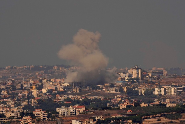 Der Konflikt zwischen der libanesische...bollah und Israel droht zu eskalieren.  | Foto: Hussein Malla/AP/dpa