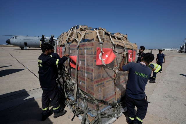 Im Libanon droht angesichts Zehntausen...rtriebener eine humanit&auml;re Katast  | Foto: Bilal Hussein/AP/dpa