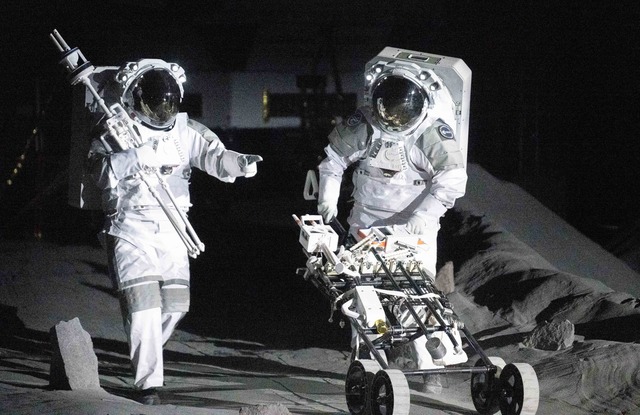 Ge&uuml;bt wird in der Luna-Halle mit allerlei Ger&auml;ten.  | Foto: Benjamin Westhoff/dpa