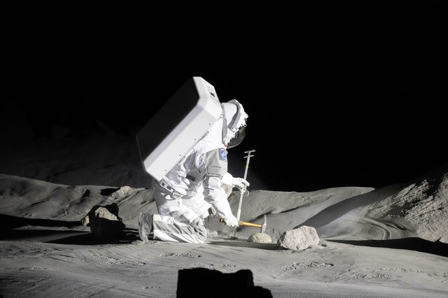 Ein Mensch simuliert eine Trainingseinheit in der neuen Luna-Halle.  | Foto: Benjamin Westhoff/dpa