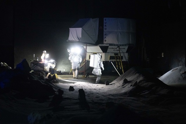 Zwei Menschen simulieren eine Training...chen Astronautenzentrum (Eac) der Esa.  | Foto: Benjamin Westhoff/dpa