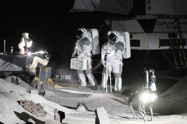 Zwei Menschen simulieren eine Training...chen Astronautenzentrum (Eac) der Esa.  | Foto: Benjamin Westhoff/dpa